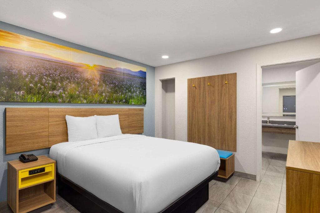 Days Inn by Wyndham Bakersfield image