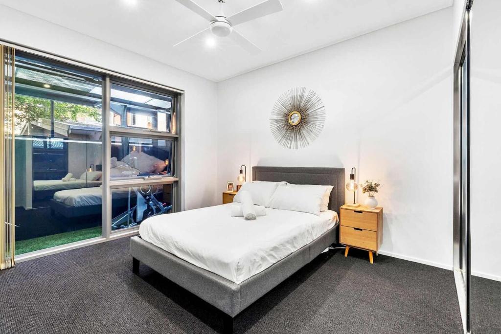 Beautiful House in Glebe with Two-Car Garage photo 3