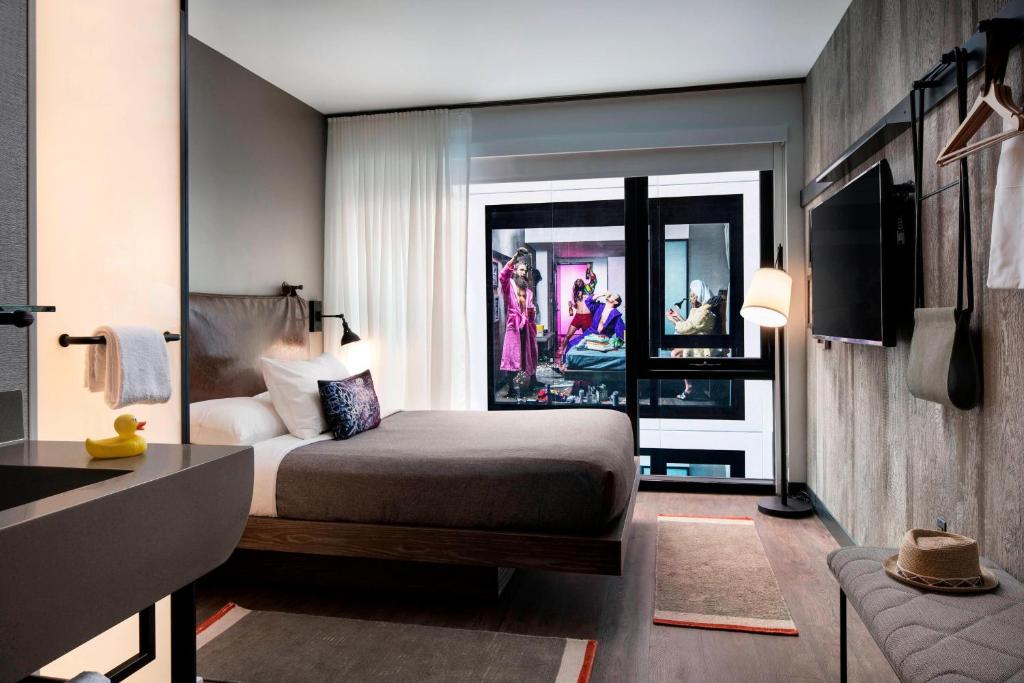 Moxy Chicago Downtown image