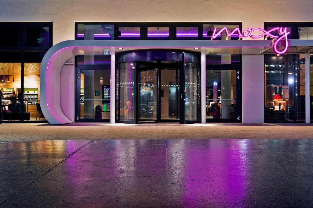 Moxy Vienna Airport, Neunkirchen