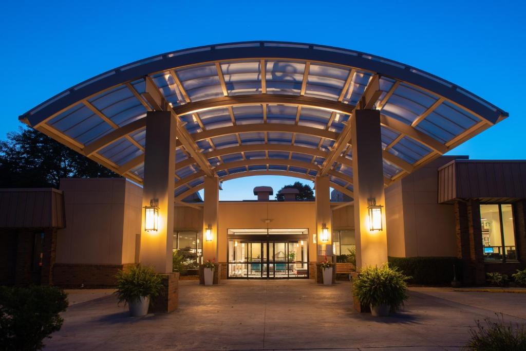 Sheraton Milwaukee Brookfield Hotel image