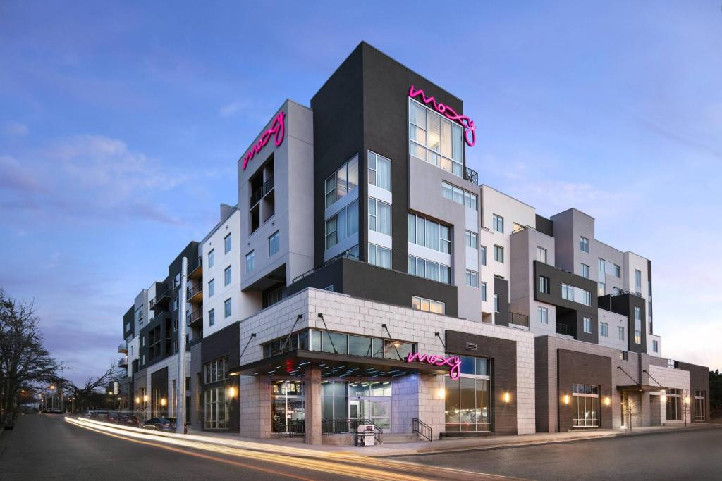 Moxy Nashville Vanderbilt Area image