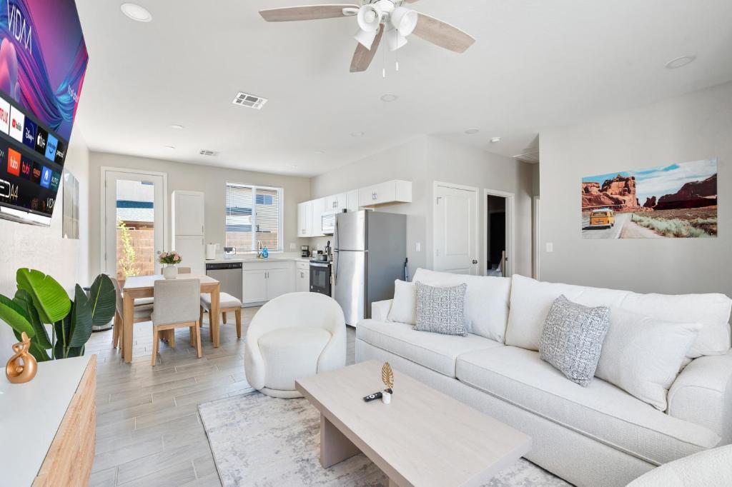 Your Perfect Two Bedroom Retreat with Free Parking and Premium Comfort image