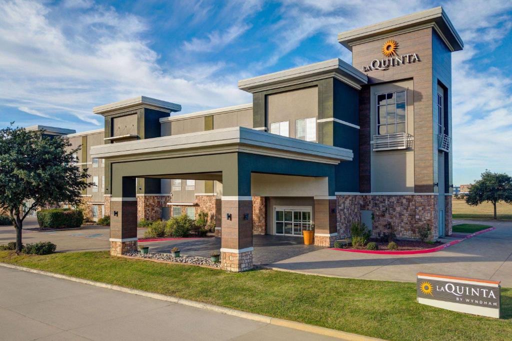 La Quinta Inn & Suites by Wyndham Ft. Worth - Forest Hill TX image