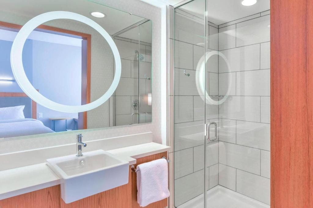 SpringHill Suites® by Marriott® Wilmington Wrightsville Beach - Tap to explore photos
