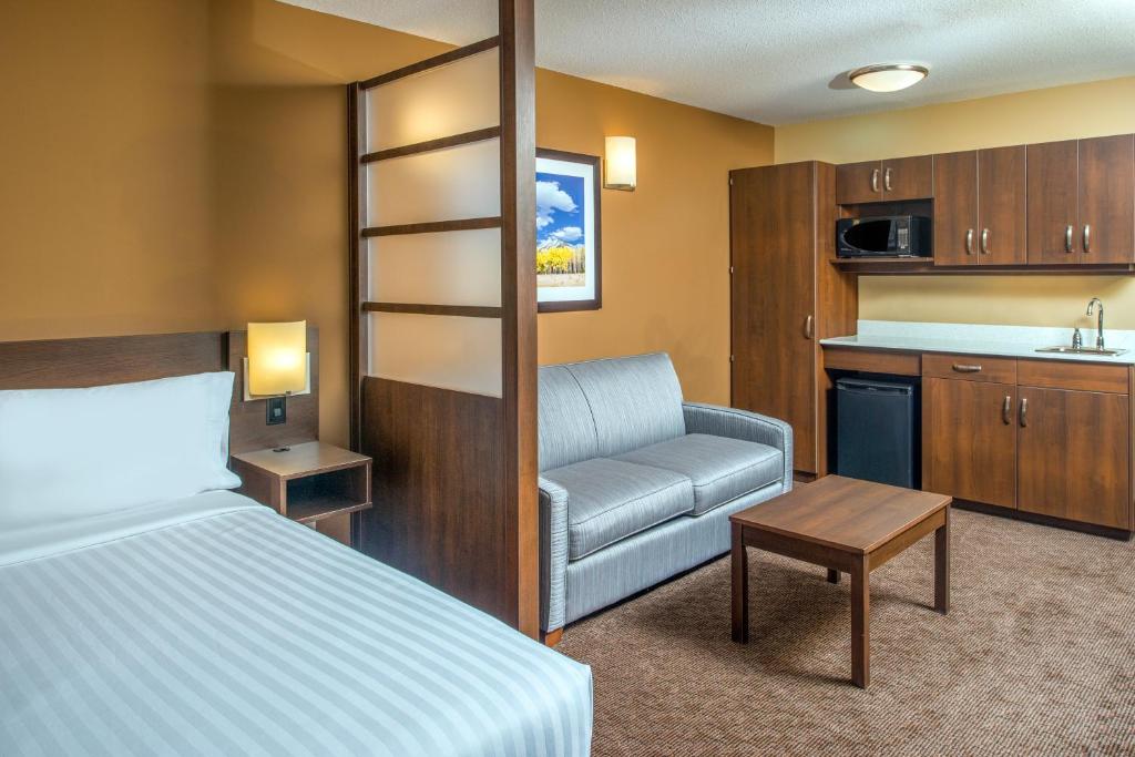 Microtel Inn & Suites by Wyndham Red Deer photo 4
