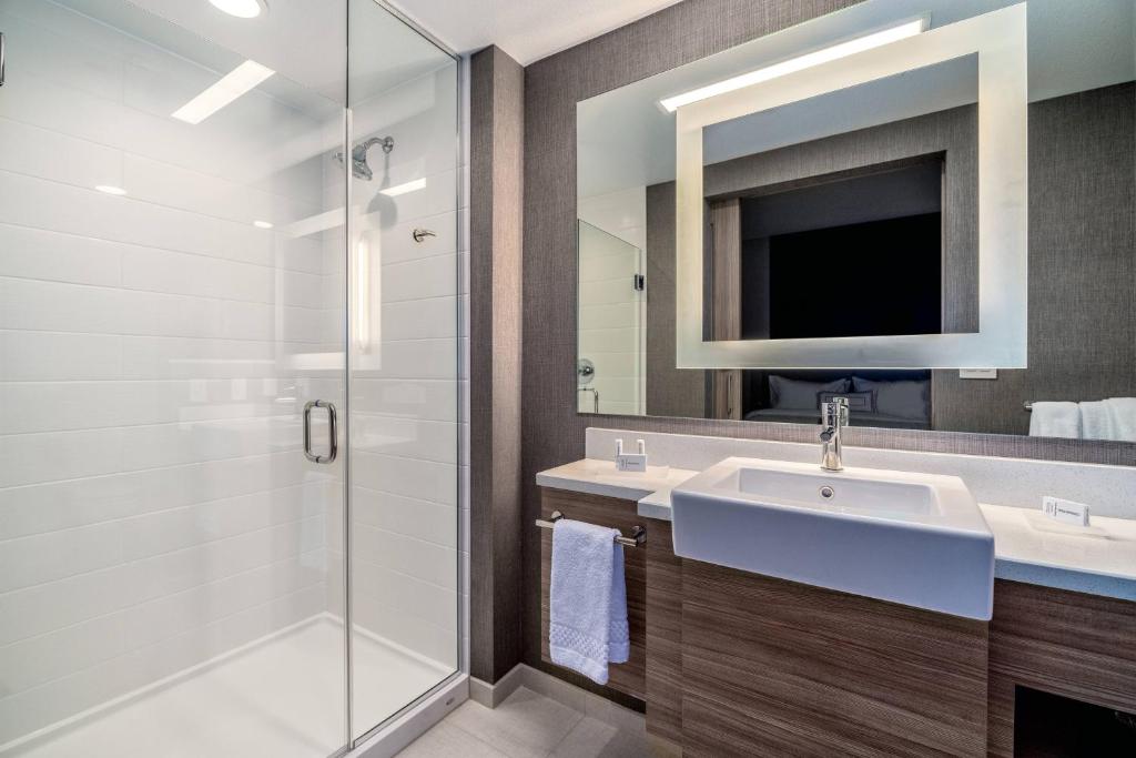 SpringHill Suites by Marriott Oakland Airport - Tap to explore photos