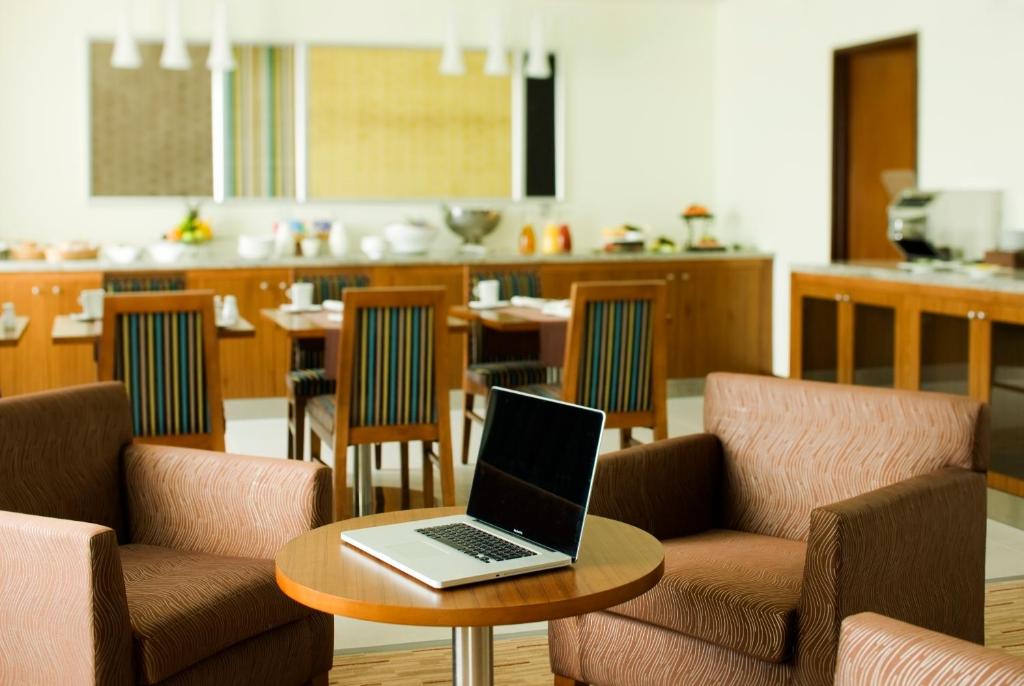 Сьюит (Люкс с посещением лаунж-зала), Radisson Blu Hotel, Muscat