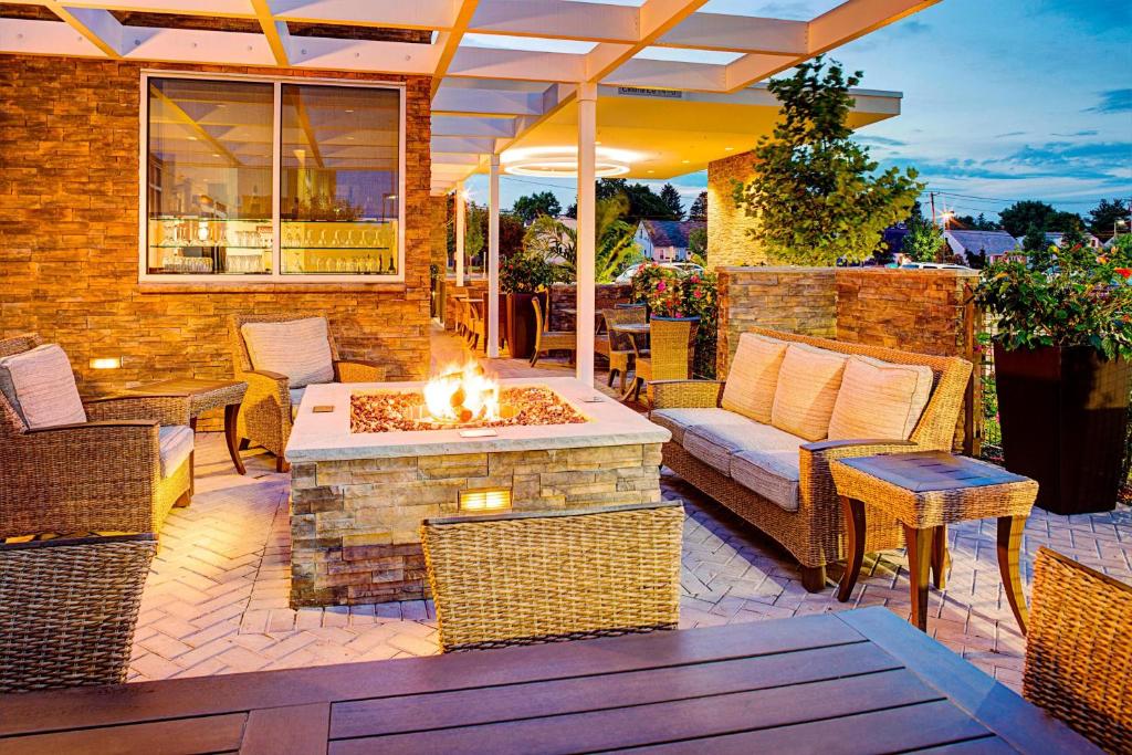 Springhill Suites by Marriott Carle Place Garden City image