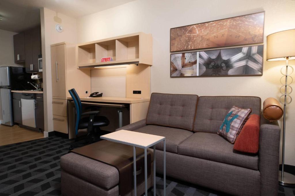 TownePlace Suites by Marriott Republic Airport Long Island image