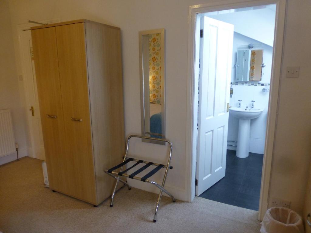 Bryn Derwen Guest House - Tap to explore photos