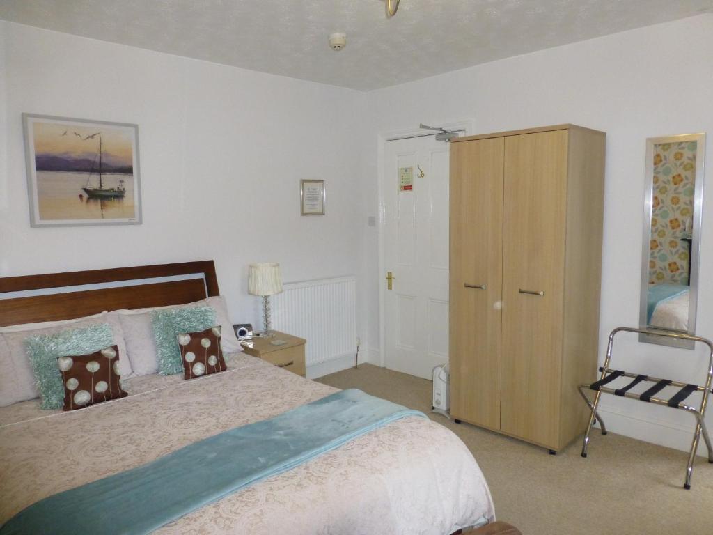 Bryn Derwen Guest House - Tap to explore photos