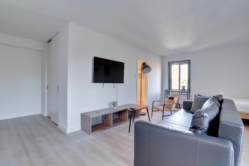 Stylish Modern And Comfy Studio w View Park image