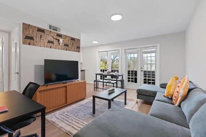 Stunning Area, King Suite, Balcony, Free Parking, 2 mins to UT image