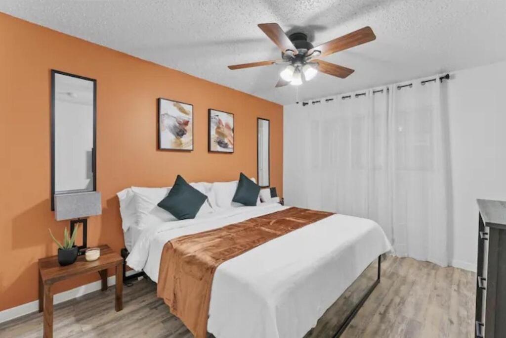 Stunning Area - King Suite - 2 Mins from UT - 5 Mins from DT - Free Parking image