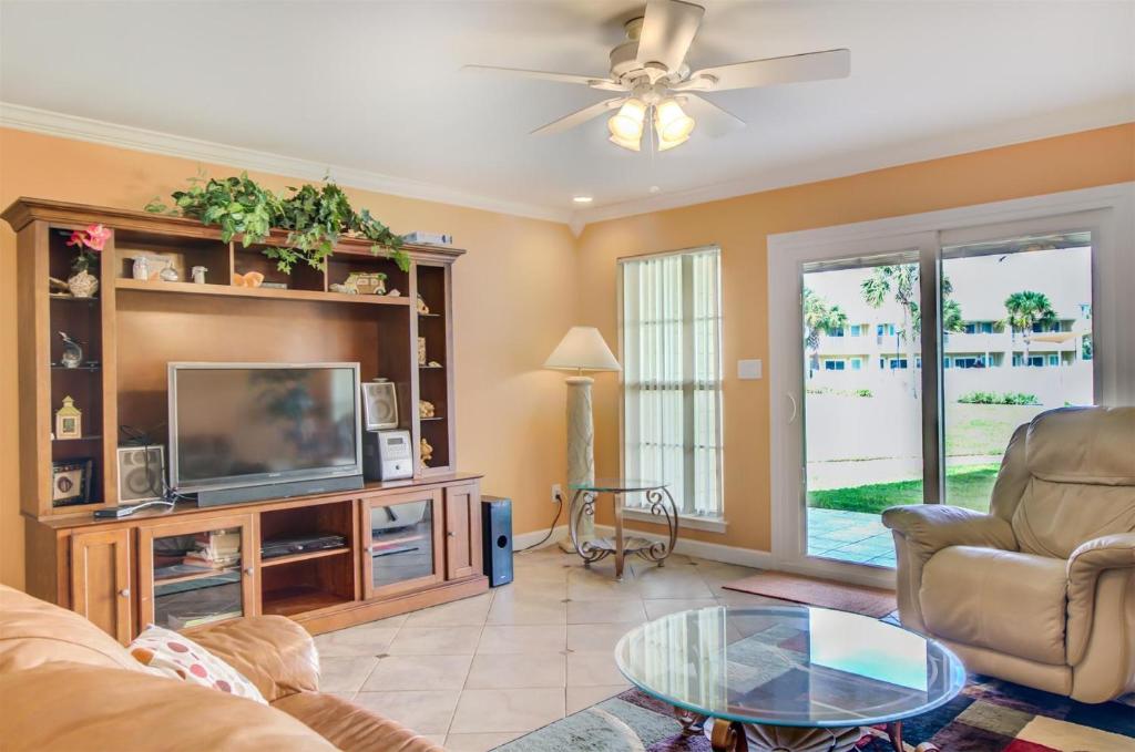 4 A, Three Bedroom Townhome image