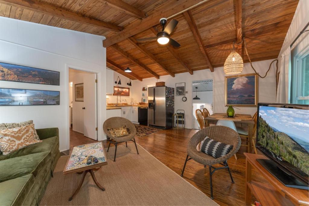 The Deep Forest Green Cottage image
