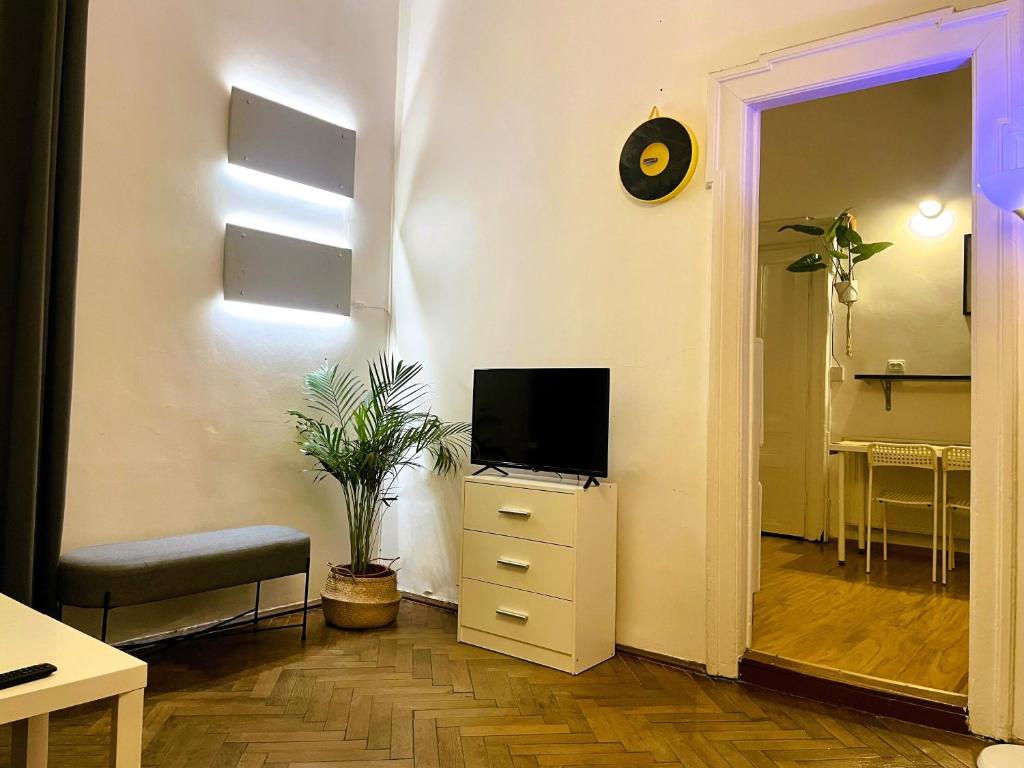Roller Aparthotel Room Type - One-Bedroom Apartment with Backyard balcony