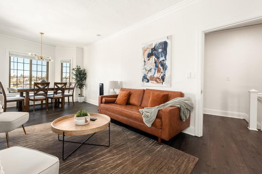 Stylish 3 Bedroom Apartment Close To Lake Merritt image