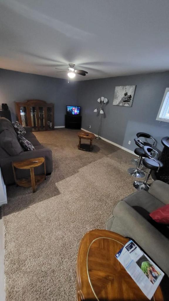 Newly Furnished Modern Apartment - Tap to explore photos