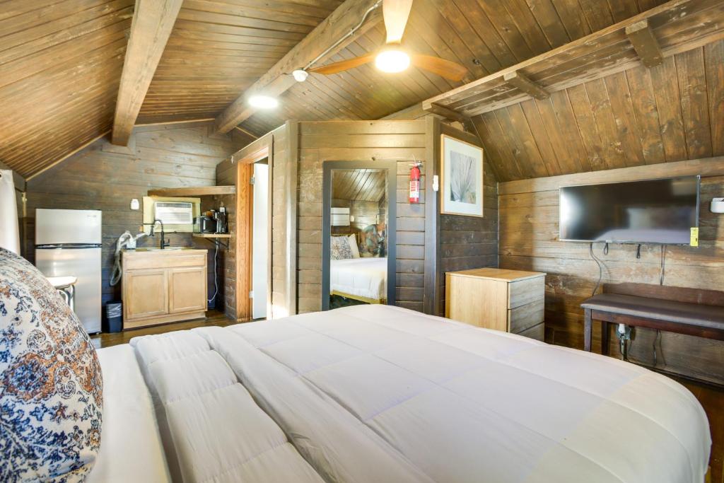 Cozy Cabin with Pool Access Near NOLA! image