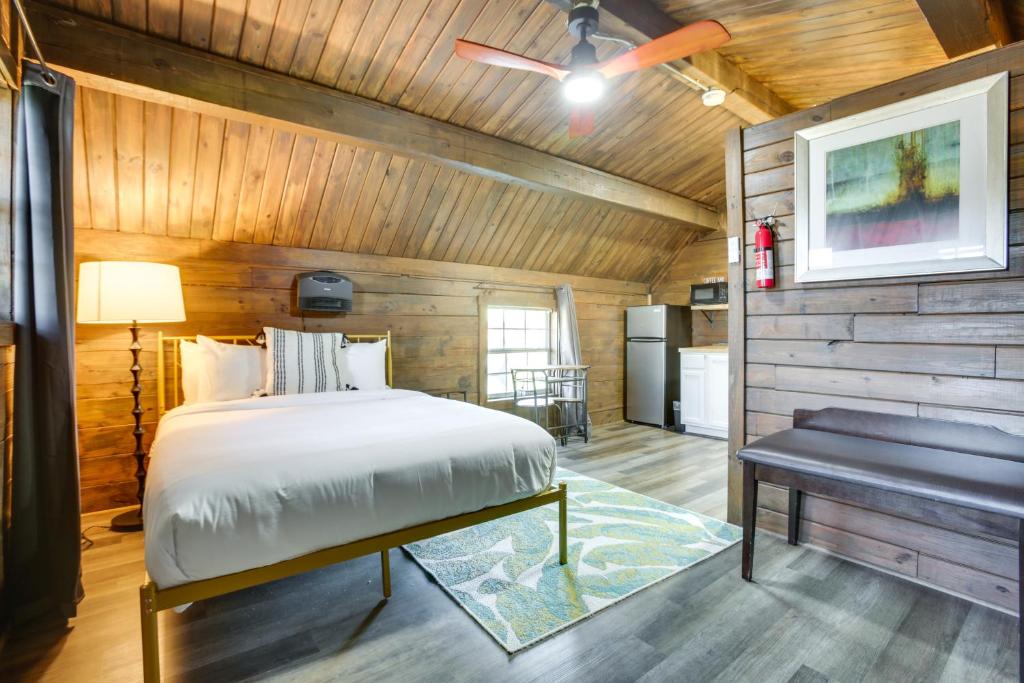 Screened Porch Rustic Retreat Near NOLA! image