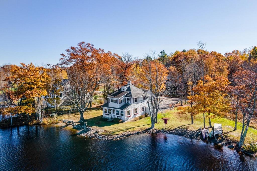 Lakefront Retreat in Orono Maine image