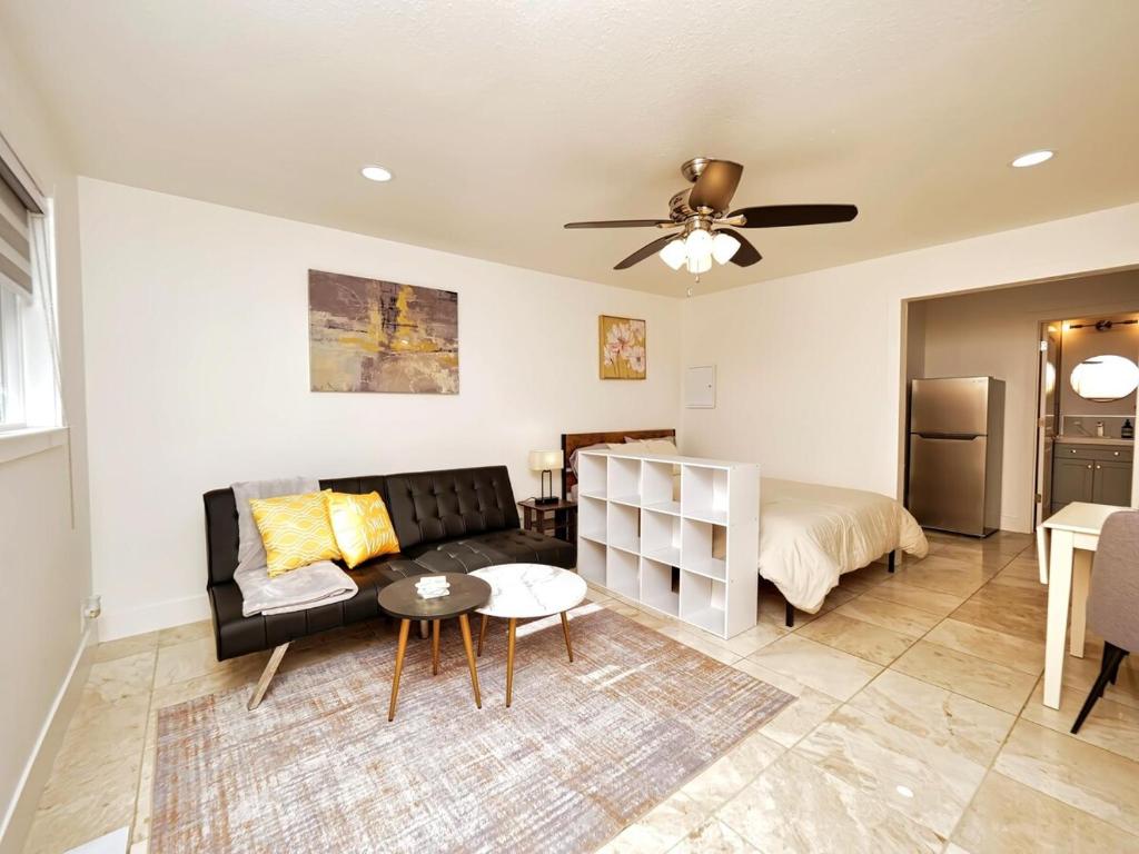 Molivu Homes Studio - PetFriendly - King Bed - W-D image