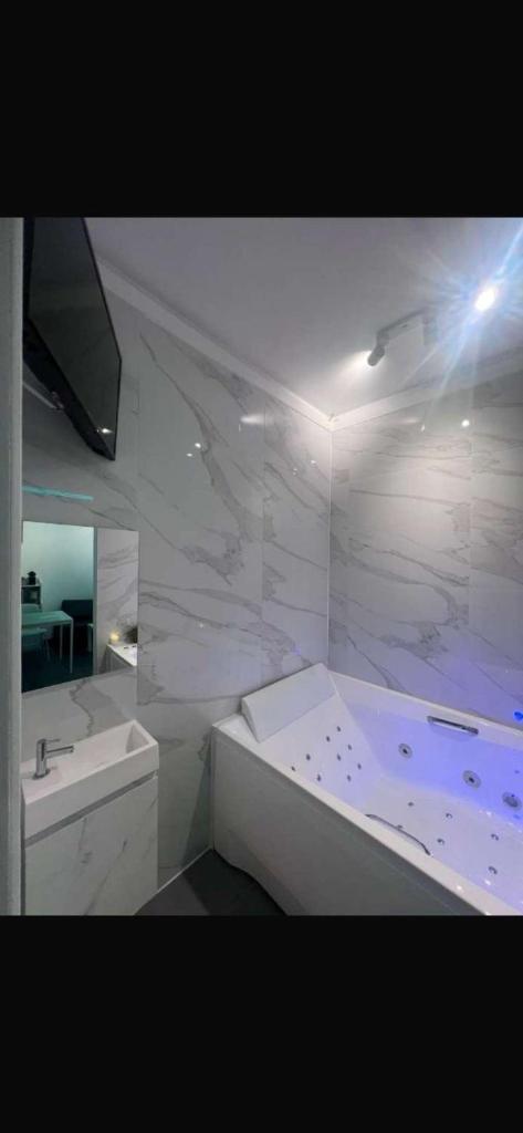La home White Jacuzzi photo 3