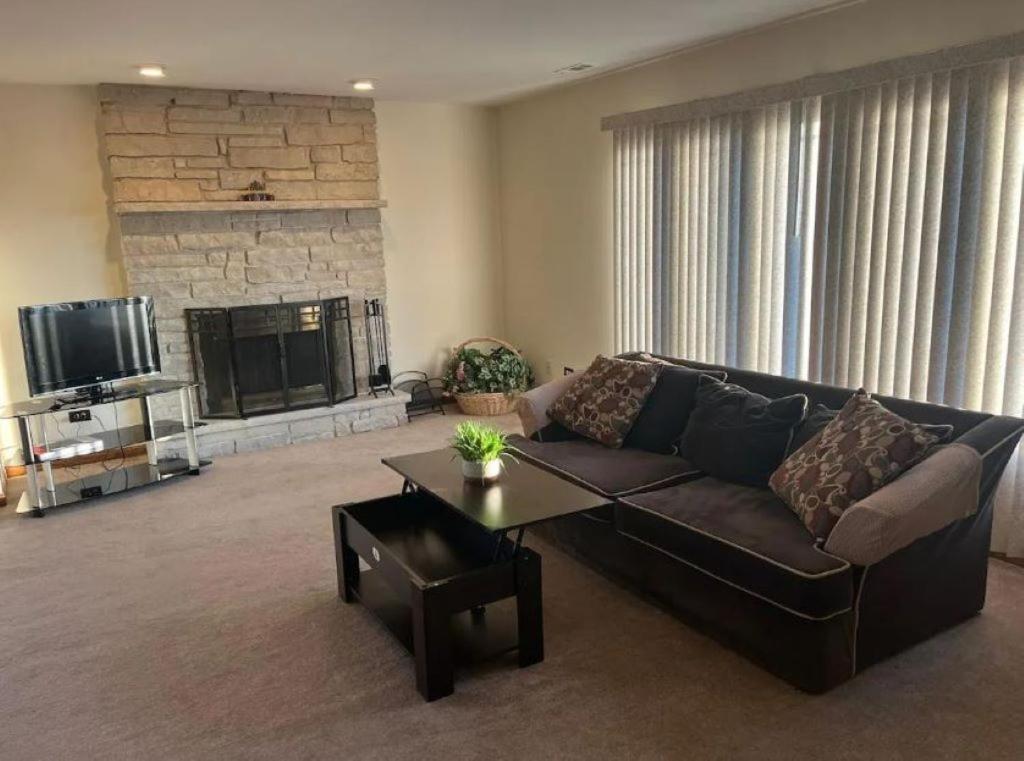 3BR-2BA Deluxe Apartment with Fireplace and Balcony image