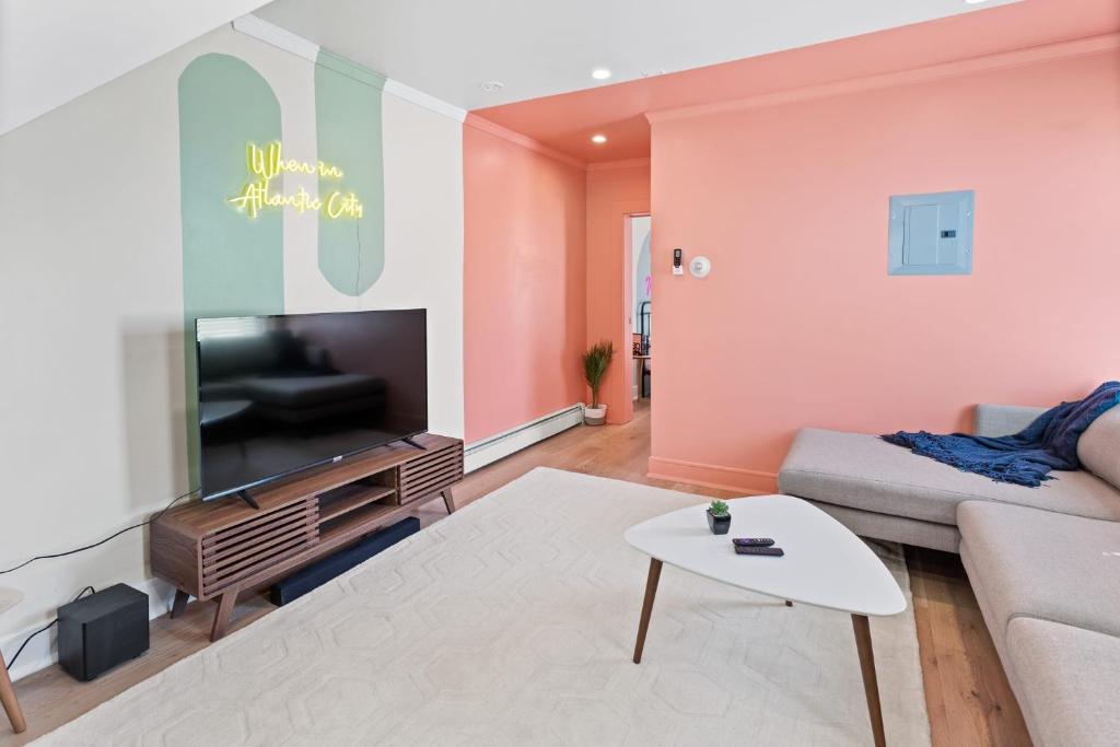 Urban Chic 1BR - Walk to Boardwalk - Min to Beach - Tap to explore photos