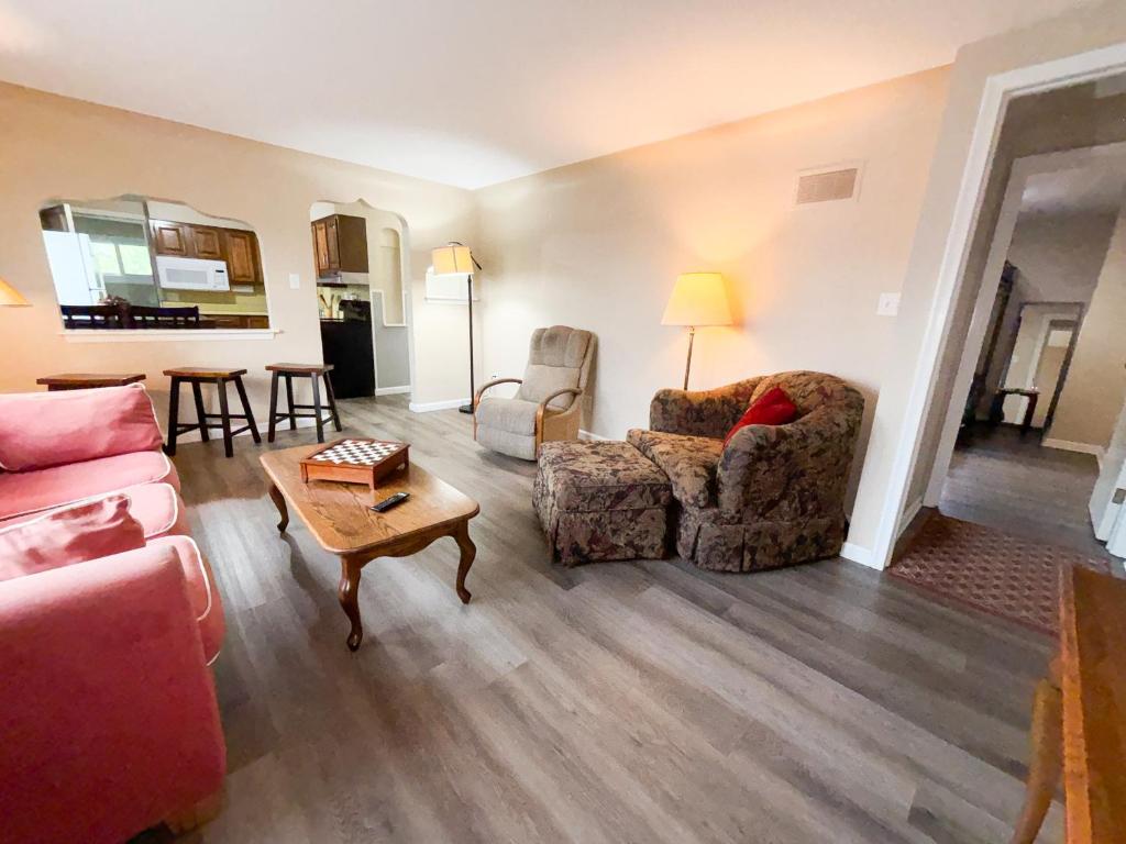 4 Bed, 2 Bath, Upper Flat image