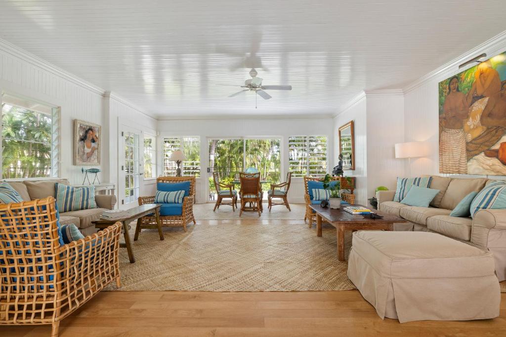 Upscale Kailua Getaway: Steps to Swim Beach! - Tap to explore photos