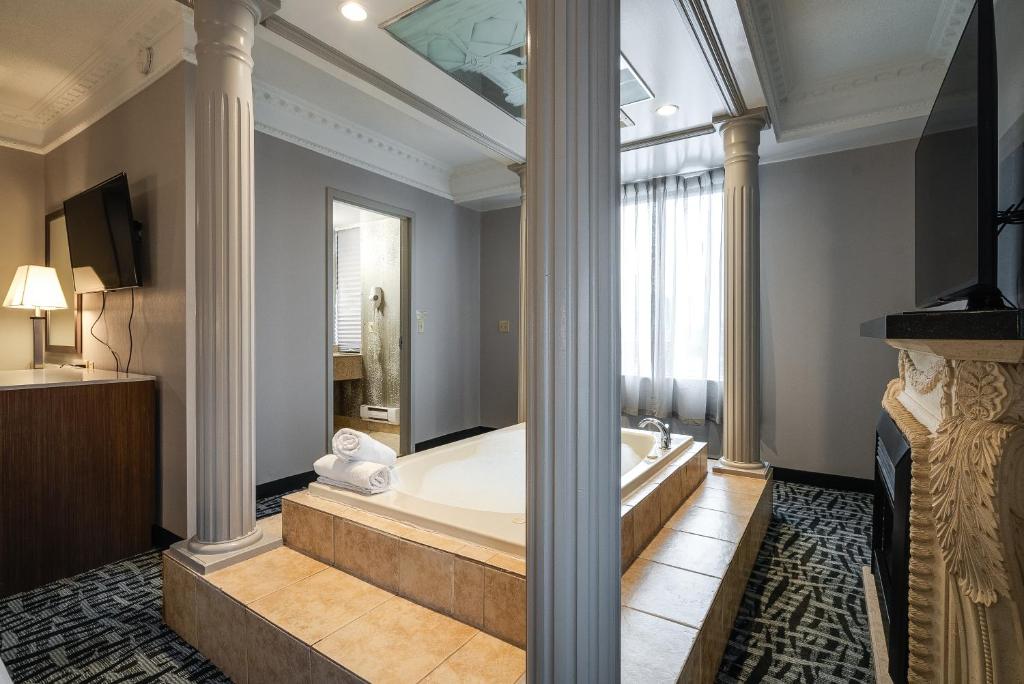 Monte Carlo Inn Toronto West Suites - Tap to explore photos