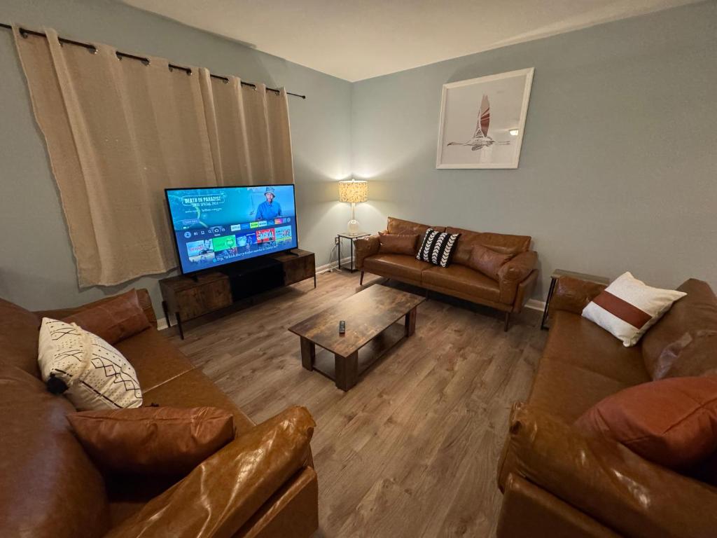 3 Bedroom Townhouse-Max 8 guests image