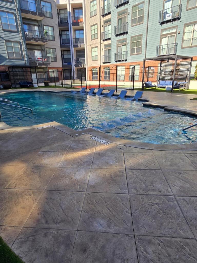 Downtown Dallas 2bd free parking image
