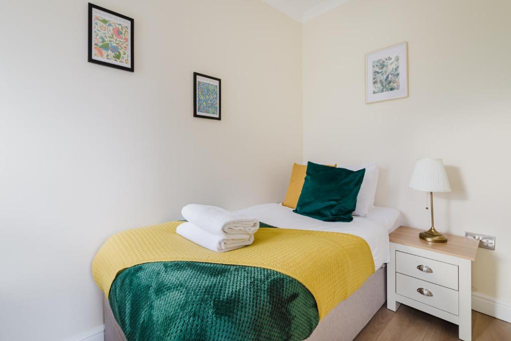 Modern Cosy Corner Flat 3 bed and loft sleep 7 people - Tap to explore photos