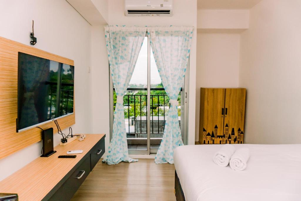 Nice Studio at Serpong Greenview Apartment By Travelio - Tap to explore photos