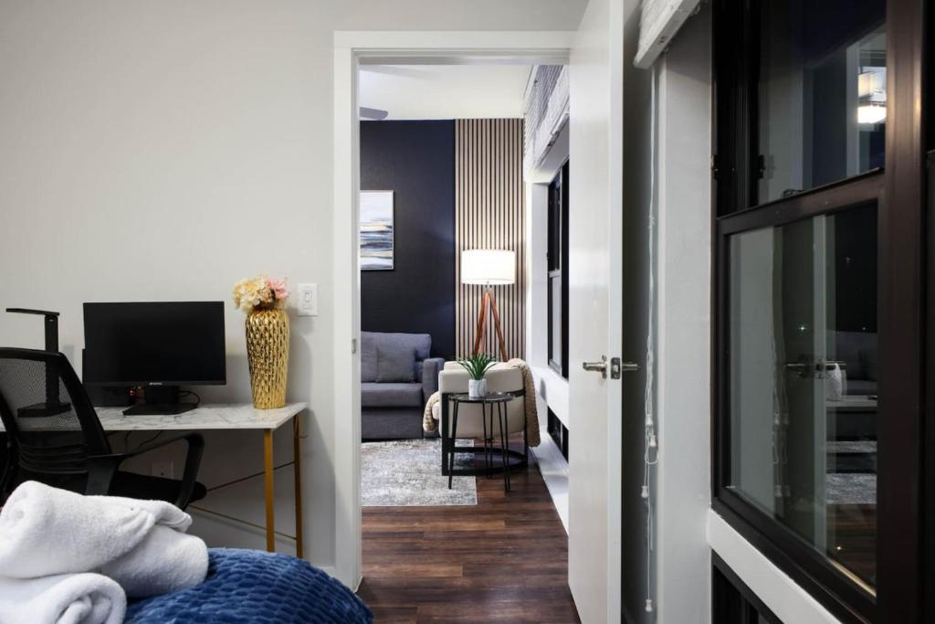 2BR Getaway March Madness Alamodome Free Parking image