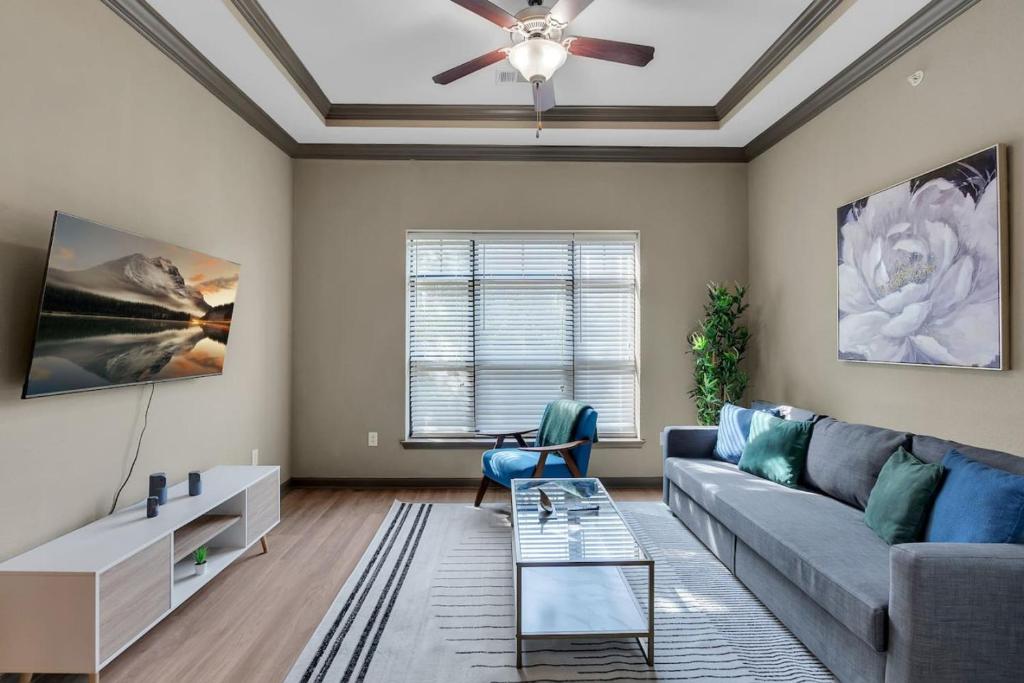 Cozy 2BR Near BOK Center - Gym, Pool, Free Parking image