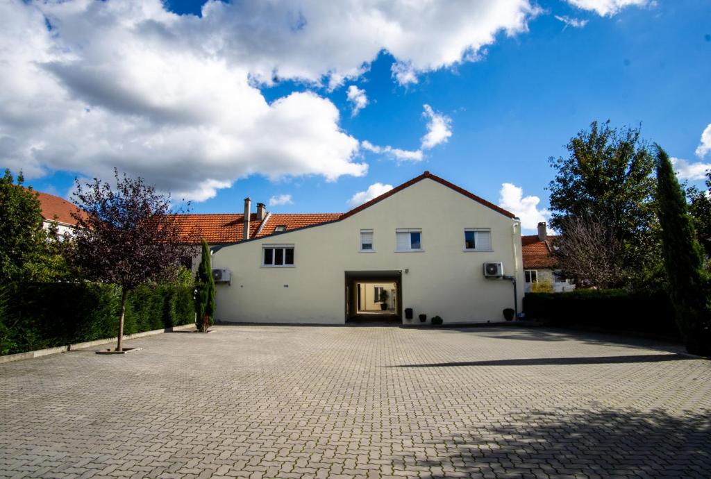 A L'Ombre du Pin - Large T4 Duplex near Disneyland and Paris, 1-7 Guests, Seine-et-Marne