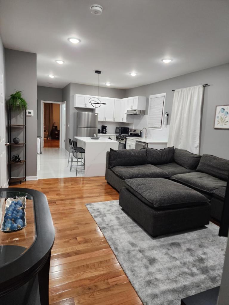 Luxurious and Modern Apartment image