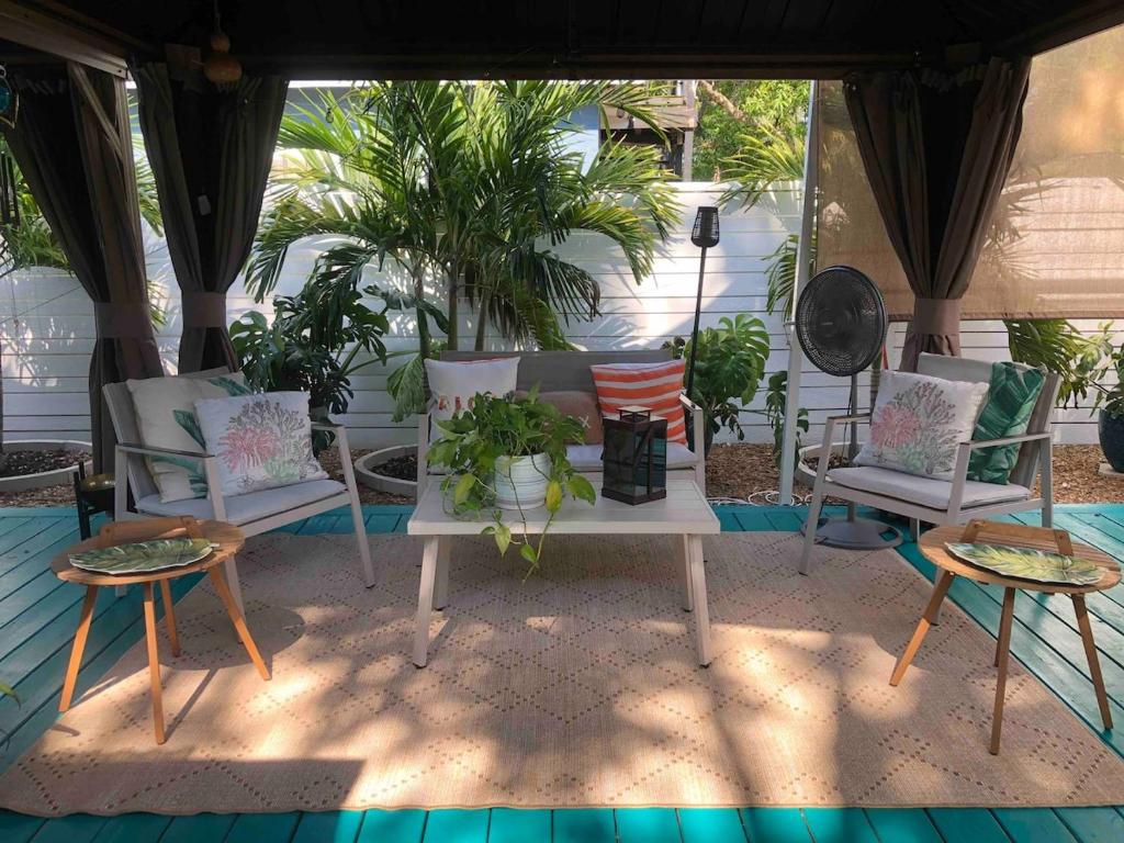 St Pete Modern Retro Oasis image