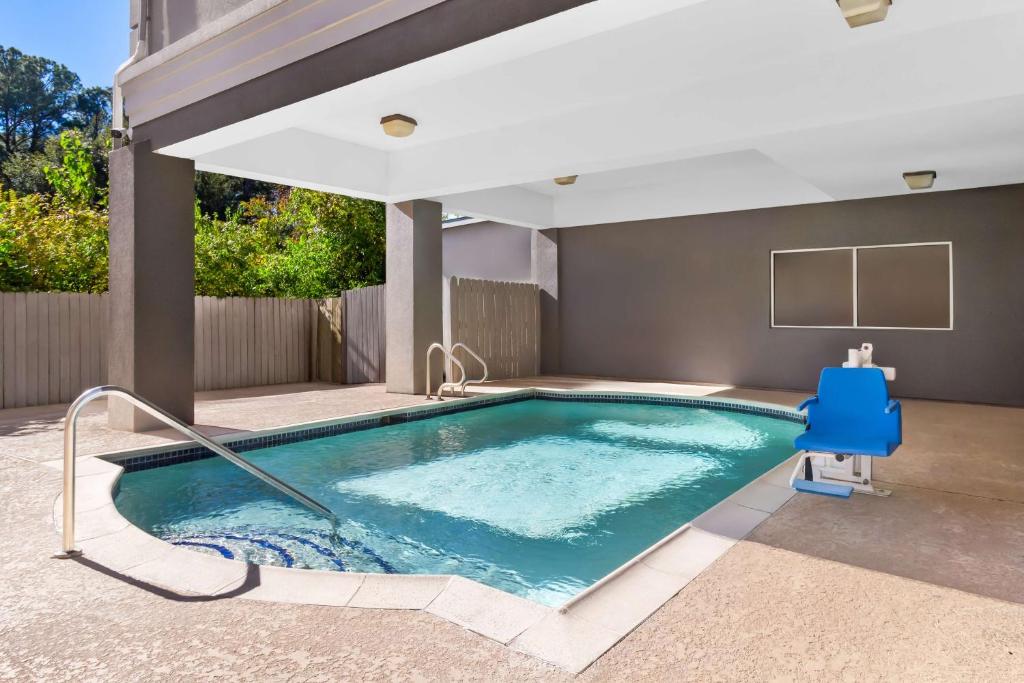 Sonesta Essential IAH Airport JFK Boulevard - Tap to explore photos