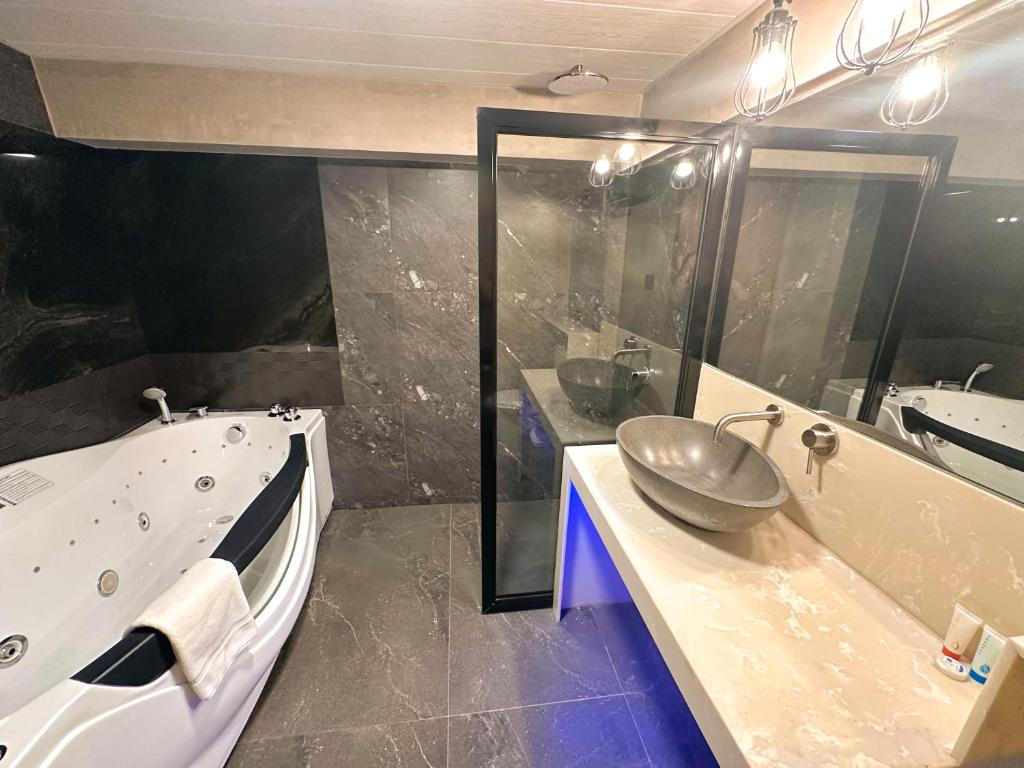 Blue Tulip - 4mins from Mactan Airport Room Type - King Suite with Spa Bath Blue Tulip - 4mins from Mactan Airport Room Type - King Suite with Spa Bath