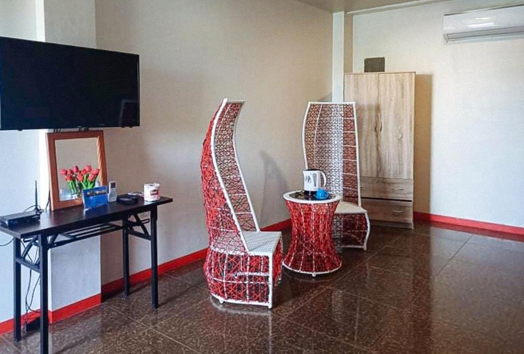 MBU Suites Bed n Breakfast by RedPartner - Tap to explore photos