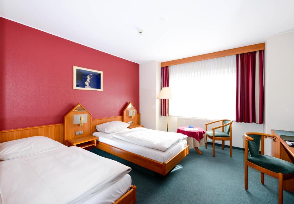 Hotel Christophe Colomb - Tap to explore photos
