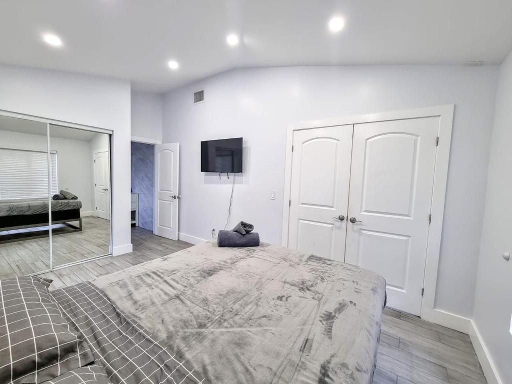 Downtown Hollywood - 3 miles to Beach - Sleeps 8 - Tap to explore photos
