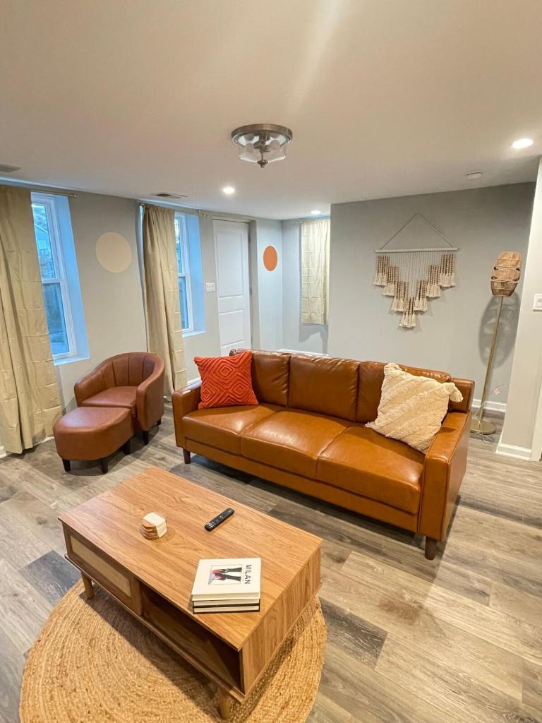 SPACIOUS & MODERN 3 BR HOME l WI-Fi l FREE PARKING l HYDE PARK l image