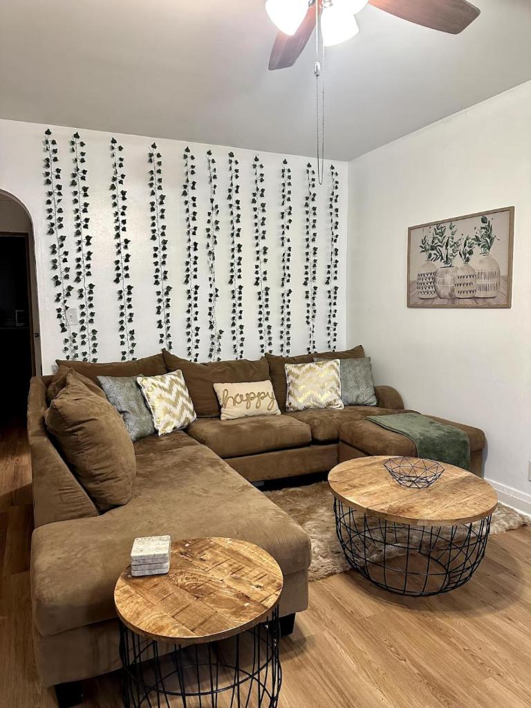 COMFY & MODERN 3 BEDROOM HOME I MED DISTRICT I FREE PARKING o image